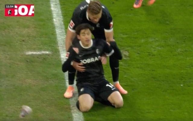 何が起きた… 鈴木唯人にイライラ？「危なっ」ゴール後に膝スラ→まさかのハプニング「バイエルンホームだから…」