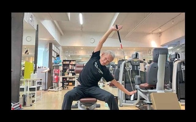【ゴルフ】座ったままできる、スイングに必要な上半身の柔軟力を上げる！