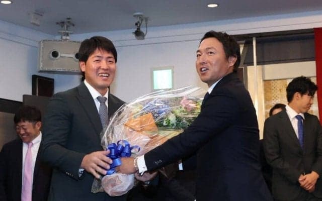 巨人・岡本和真が異例の胴上げ　引退セレモニーの長野が粋なお膳立て…7回宙に舞う