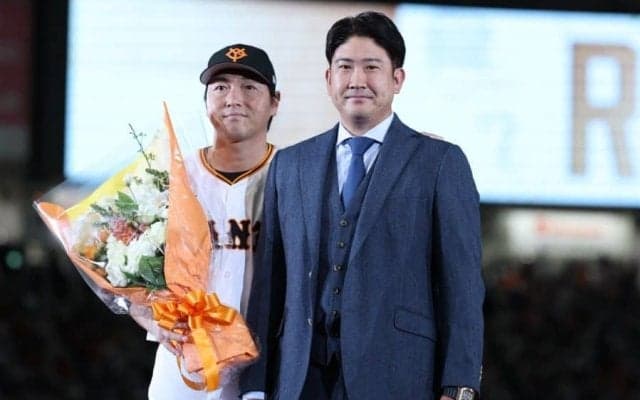 長野久義の引退セレモニー、菅野智之がサプライズ登場　花束を贈呈、球場どよめき