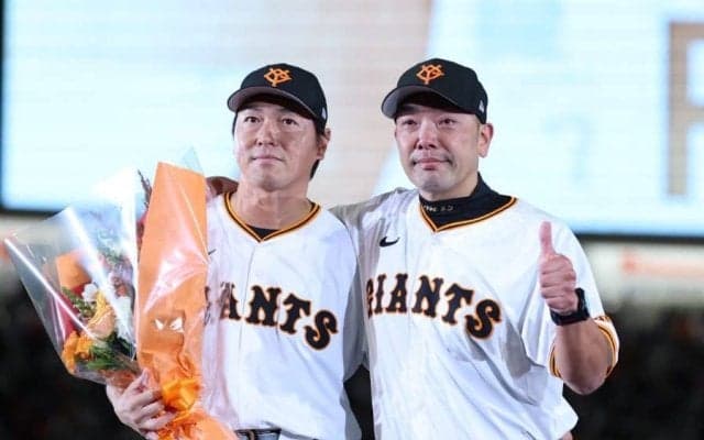 長野久義の引退セレモニー、阿部監督＆坂本勇人が号泣　花束贈呈で堪えきれず、涙を拭う