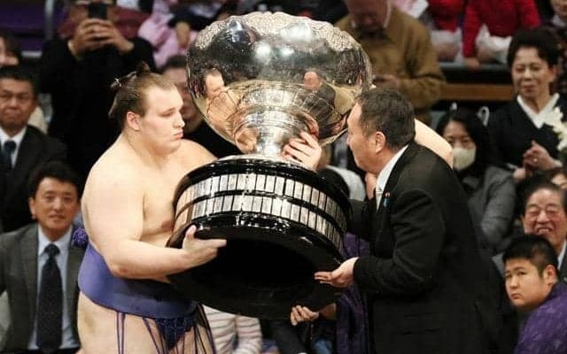 高市首相は土俵に上がらず、代理が総理大臣杯授与　大相撲九州場所