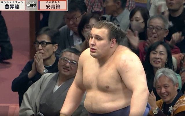 安青錦、花道奥で付け人が号泣…自らも“もらい泣き”「付け人泣いてる」「もらい泣きしちゃう」歓喜の瞬間にファン感涙