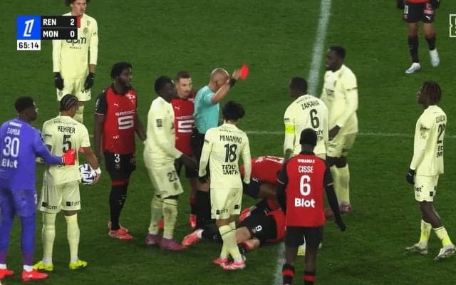 「何やってるんだよ…」超危険な“踏みつけ”で一発退場！「ソックスが破れてる」「足首が…」モナコ主将の愚行にファン騒然