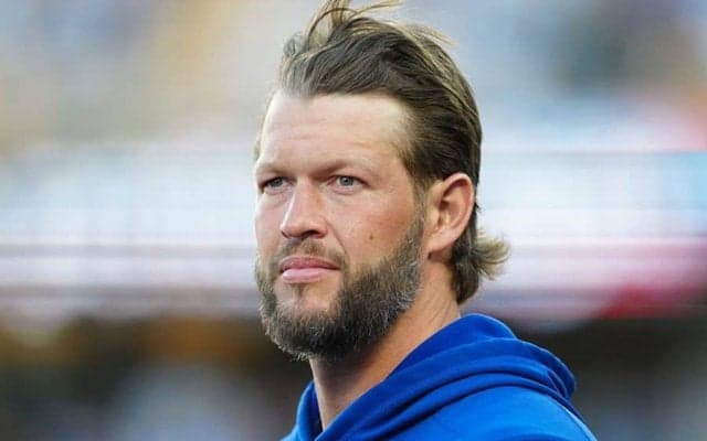 カーショーも絶叫した名場面の舞台裏　ベンチ裏で感情爆発…熱いハグと“絆”の光景