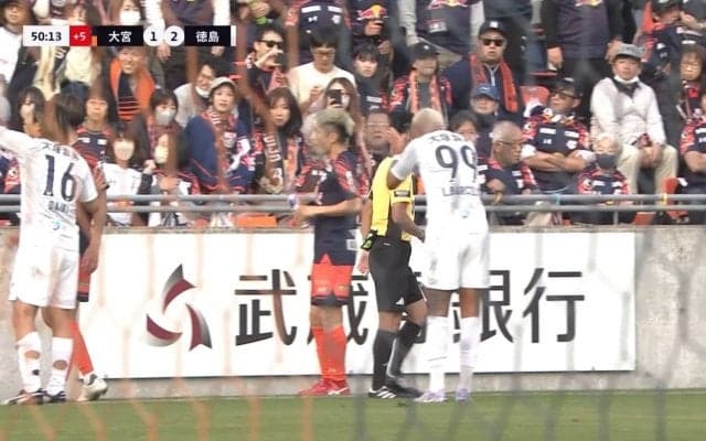 ファン物議！「あれはいらないプレー」「謝ってたやん」蹴り出したボールが観客を直撃するアクシデントに「カードの対象になるべき」選手謝罪もスタジアムは大ブーイング