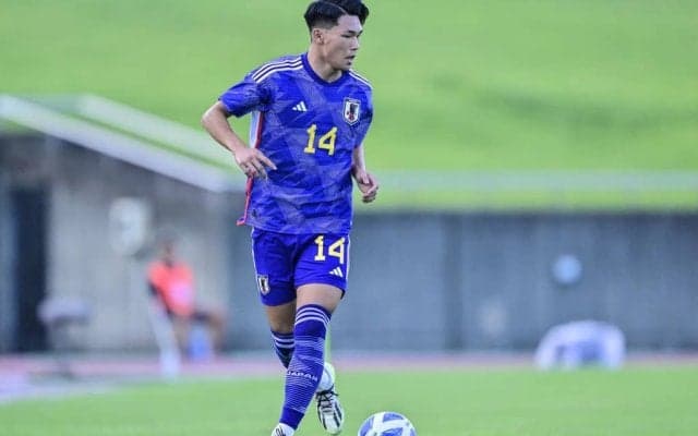 日本代表FWより輝く約40mのロング弾！｢ほんとバケモン｣20歳の日本人ストライカーがフェイエノールト撃破の立役者！W杯サプライズ招集も「マジであるだろ」