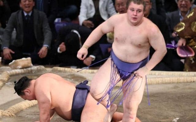 「今年もいらしてたんですね」大相撲九州場所千秋楽に現れた芸能界大御所にネット注目　「師匠、オシャレ！」