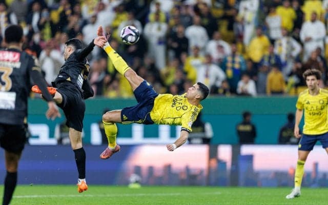 「AIじゃないよな？」40歳Ｃ・ロナウドの“神業オーバーヘッド弾”に世界衝撃！「誰か出生証明書を確認してくれ」「完璧すぎるほど美しい」