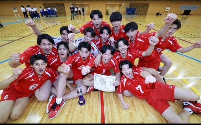 東亜学園が男子3位決定戦制し3年連続41度目の本大会出場　相手エースに最大3枚ブロック／春高バレー