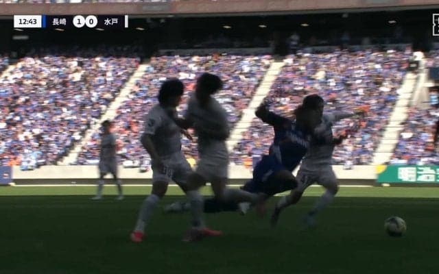 「ネイマールばり」「流石のキープ力」J２得点王、3人に囲まれて転倒→まさかの“5回転”が話題に 元日本代表は「技術ですよね」