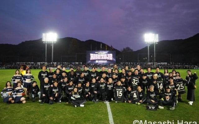 ３季連続昇格の栃木シティ！アタッキングフットボールがもたらした｢休日のエンターテインメント｣！CKから生まれた至極の先制点と歓喜のJ2昇格の瞬間！ピーター・ウタカと田中パウロ淳一が笑顔で抱擁