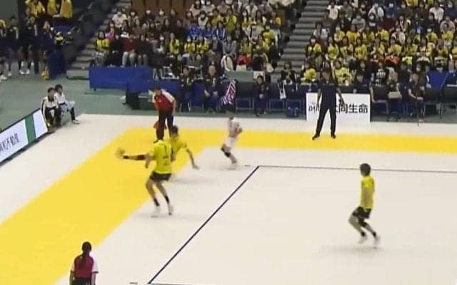 男子バレーで“まるで漫画”な離れ業 “後ろ向き”スライディングで蹴り上げるレシーブに「さすがカルチョの国で育った選手や」