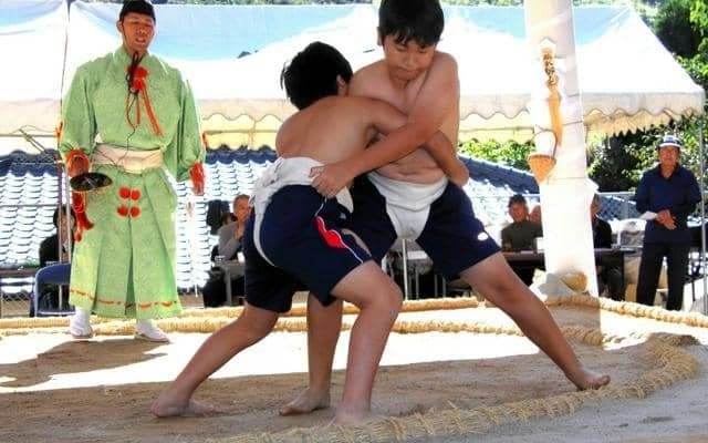 江戸時代から続く伝統行事「錫山相撲」、会場で歓声響く　鹿児島市