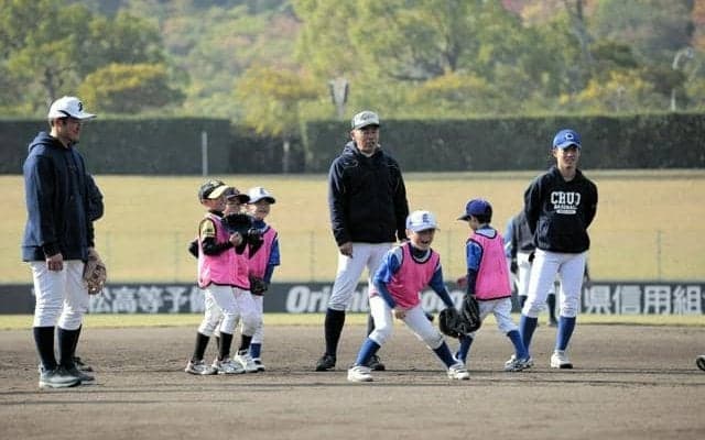 投げて打って守って、笑顔の「三刀流」　児童に野球講習会