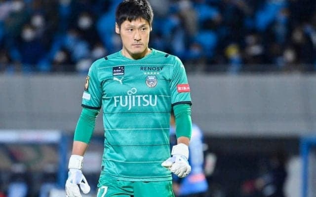 元日本代表10番のサプライズ登場にどよめき！｢まさかすぎる｣｢真の男と男の友情｣栃木GK丹野研太の引退セレモニーに中学時代からの“旧友”が花束を手に駆け付ける！