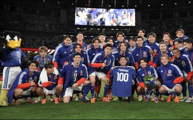 “スーツずぶ濡れ”でも「もっときて！」森保一監督は「選手から愛されてる」「世界一の人間力」サッカー日本代表の舞台裏が話題