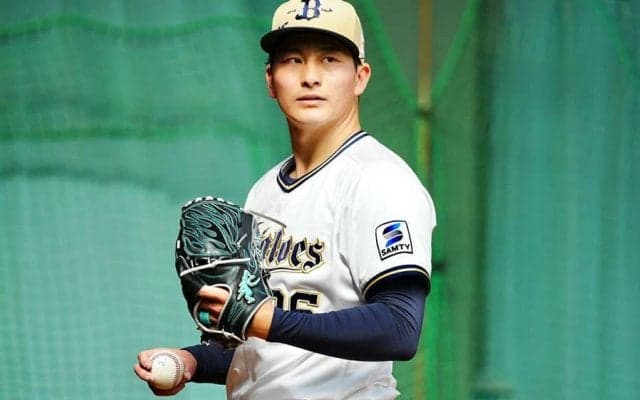 京セラに降臨した“白ギャル美女”「ゴツすぎるのに可愛い」　ヘソ出し＆ミニスカに騒然