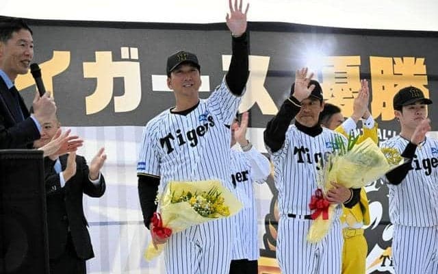 阪神が兵庫・西宮市民にリーグ優勝報告　藤川監督のひと言にどよめき