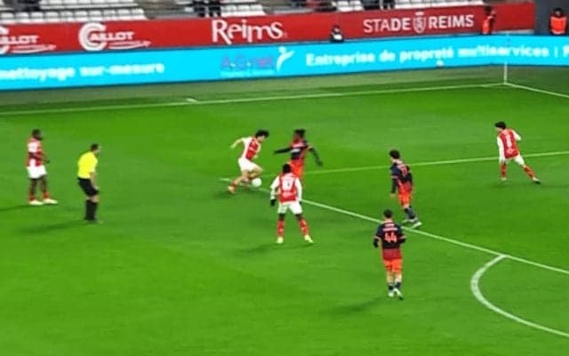 SNS沸騰！日本代表ウイングが“鋭利すぎるキックフェイント”で敵DF翻弄「敬斗くんうますぎ」「キレキレやん」決定機演出の瞬間