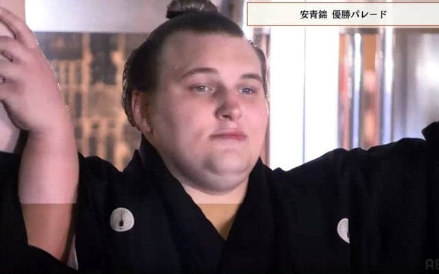 安青錦、優勝パレード前に…人知れずほっこり“珍事” 「いい絵面」「二人とも初めてだから」人気力士が隣で“ニッコリ” 