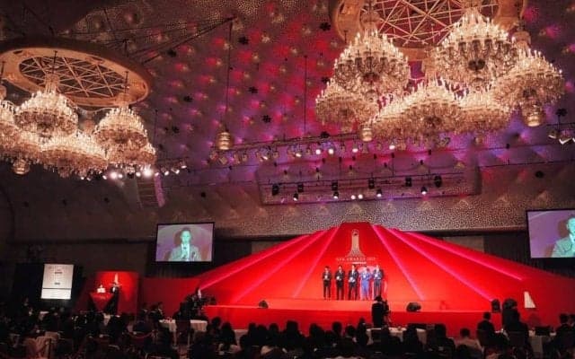 NPBアワーズに元NHK美女アナが降臨　際立つタイトな白ドレス…神宮で豪快始球式も話題