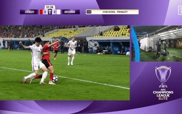 「なぜ中国で中東の笛…」“疑惑のPK判定”でサンフレッチェ広島が失点「倒れたもん勝ち」「サッカーにならない」解説＆ファンが憤慨【ACLE】