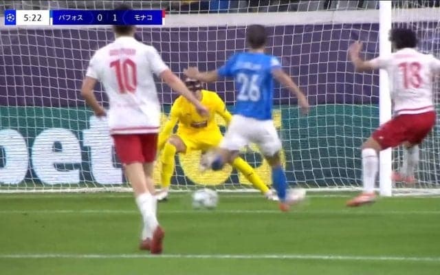 スタジアム騒然！ 南野拓実が「美しすぎる」DFを一瞬で置き去り→“絶妙ワンタッチショット”「抜け出しで勝負アリ」CL日本人最多通算6ゴール目