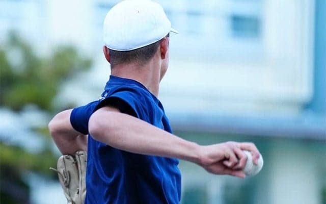 なぜ遠くに投げられない？　本物の強肩へ…強い投球・送球生む“肩甲骨と全身連動ドリル”