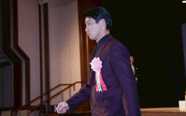 楽天が突然の“報告”「ちょっと何言っているのか」　正装のはずが…辰己にSNS騒然