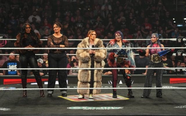 極悪ヒール軍団の“センター”で一際はしゃぐ日本人女子…バックステージで見せた“まさかの行動”にファン爆笑