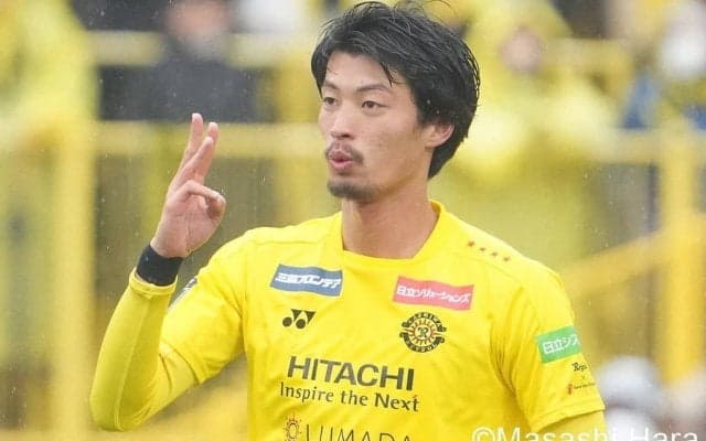 ｢お二人とも優しい空気感｣サッカー元日本代表、｢元ミス学習院｣『教場』出演女優と結婚！寄り添う2ショ＆大粒ダイヤリング公開