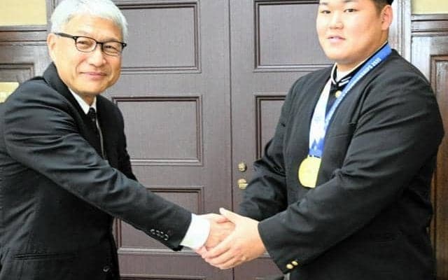 ジュニア相撲選手権で世界一、箕島高の麻田選手が和歌山県知事に報告