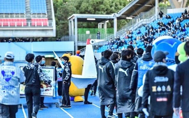 ｢見たことのある鶴だ!!｣元・三愛水着イメージガールの仮面ライダー女優が披露した“被り物”にJサポ興奮！｢似合ってらっしゃる｣｢誰がどう見てもグルージャ盛岡のサポーターです！｣