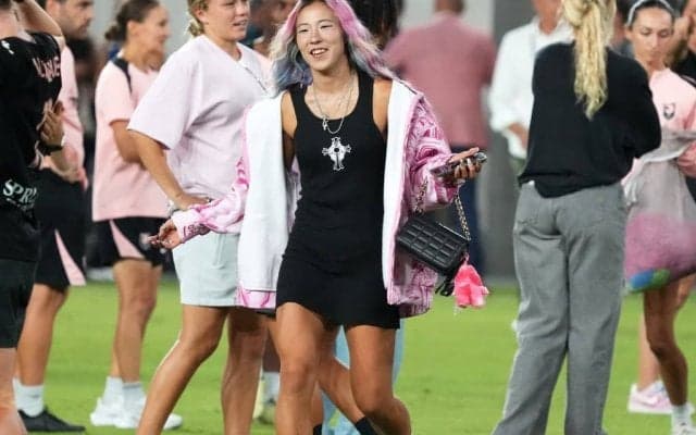 なでしこ切り札“サッカー界のレディー・ガガ”、まるで海外セレブなオレンジヘアのドレスアップショットで圧倒的オーラ放つ