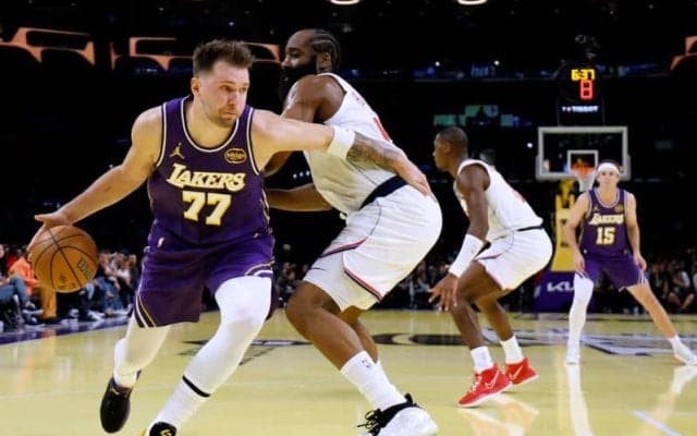 派手な見た目に潜むリスク…ドンチッチがNBAカップの特製コートに苦言「危ない」