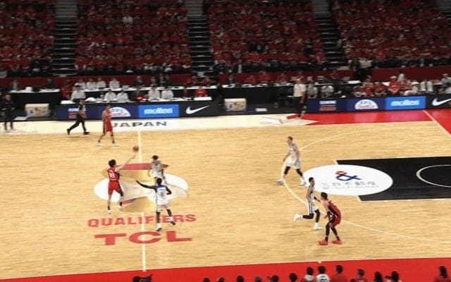 「なんじゃこりゃ！」バスケ日本代表、“残り０秒”で衝撃ロングシュート成功「ディープすぎる」超絶ブザービーターにアリーナ騒然