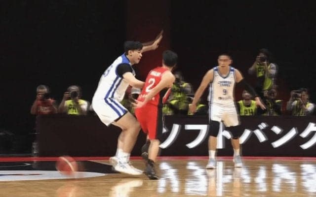 「なんだ今の！」富樫勇樹の“魔法のノールックパス”にファン衝撃「背中に目がついとんのか？」「めちゃくちゃうまい」川真田紘也に絶品アシスト【バスケ日本代表】