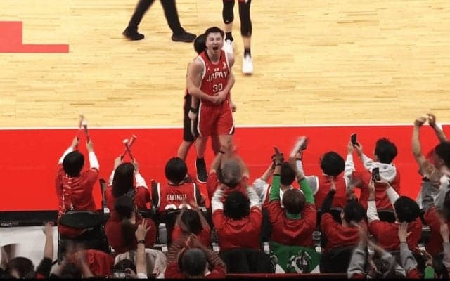 「もう漫画だ」富永啓生、残り３秒で“神業ディープスリー”炸裂！「お祭り騒ぎ」「本当に美しい」２Ｑ連続のブザービーターが話題【バスケ日本代表】