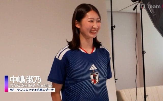 「かわいい」なでしこジャパン、新ユニ写真撮影が恥ずかしい？遠藤優は気合いポーズ、中嶋淑乃は指ハートでハニカミ「緊張する」