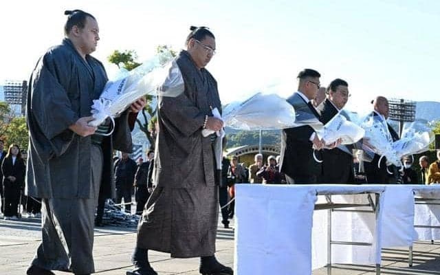 ウクライナ出身の安青錦「平和は一番大切」　長崎の平和公園で献花
