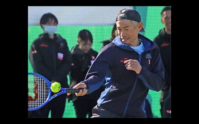イチローがテニス挑戦、錦織圭のサーブ打ち返す