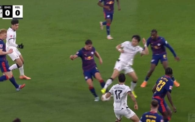 相手選手がイライラ！ 町野修斗、場内がざわつく“一瞬のプレー”「どっちだ？」交代直後に接触転倒でPK判定→OFRで取り消し