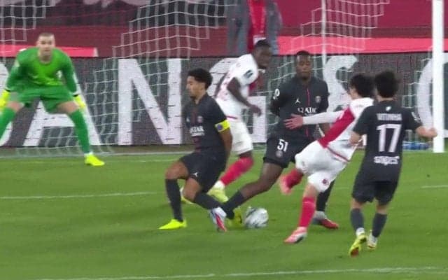 「鳥肌」「PSGキラーやん」“モナ王”南野拓実、完璧過ぎる股抜きショットでCL王者を粉砕「キーパーピクリとも動けない」値千金の一撃にSNS沸騰