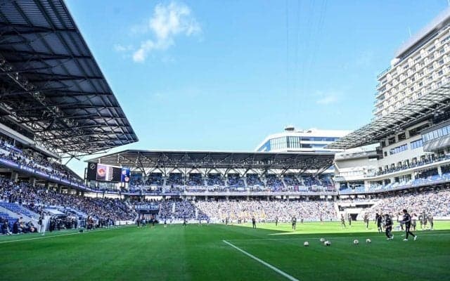 胸熱の3ショット！ 長崎出身の福山雅治がV･ファーレン長崎の8年ぶりJ1昇格を祝福！｢更なる高みへと！｣の言葉に続けて“お宝写真”を3連投！｢素晴らしいお写真をお持ちで｣