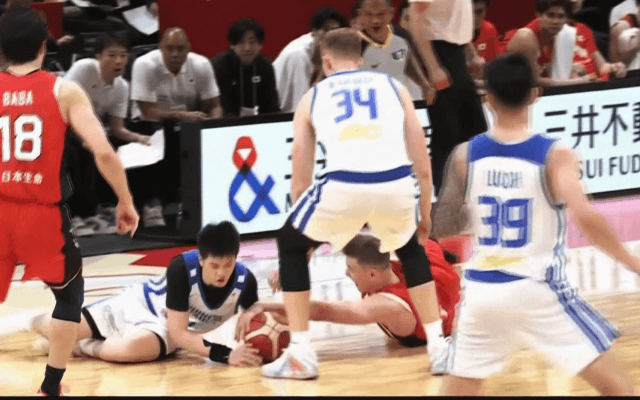 ガムシャラに飛び込む！208cm日本代表センターが“ハッスルプレー”「激アツすぎて泣ける」「貢献度が半端ない」仲間とファンの心を打った瞬間