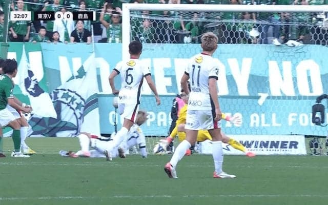 「なんじゃこりゃ…」「人間やめた」鹿島GKの“神業セーブ”に驚愕の声！「捕球はバケモン」早川友基が至近距離弾ストップ