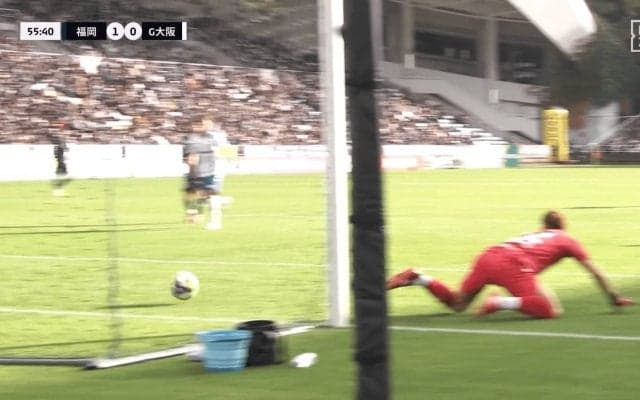 衝撃失点に騒然…ガンバGKが痛恨ミス「何やってるんだ」「無回転だから難しい」ファンの意見は真っ二つ「そっちに弾くんかい」「災難だ」