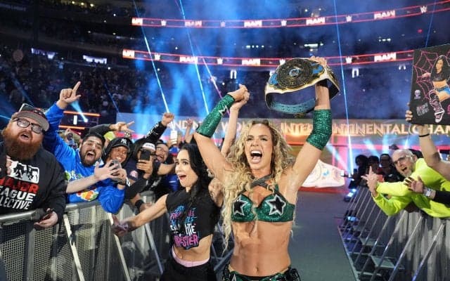 “元チア”金髪美女レスラー、歓喜の初戴冠の舞台裏が「泣ける」仲間の日本人レスラーも万感ハグ…カメラが捉えた貴重シーン