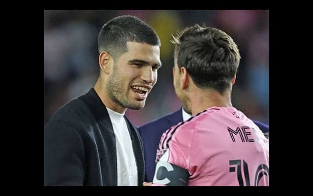  アルカラス、メッシら祝福 